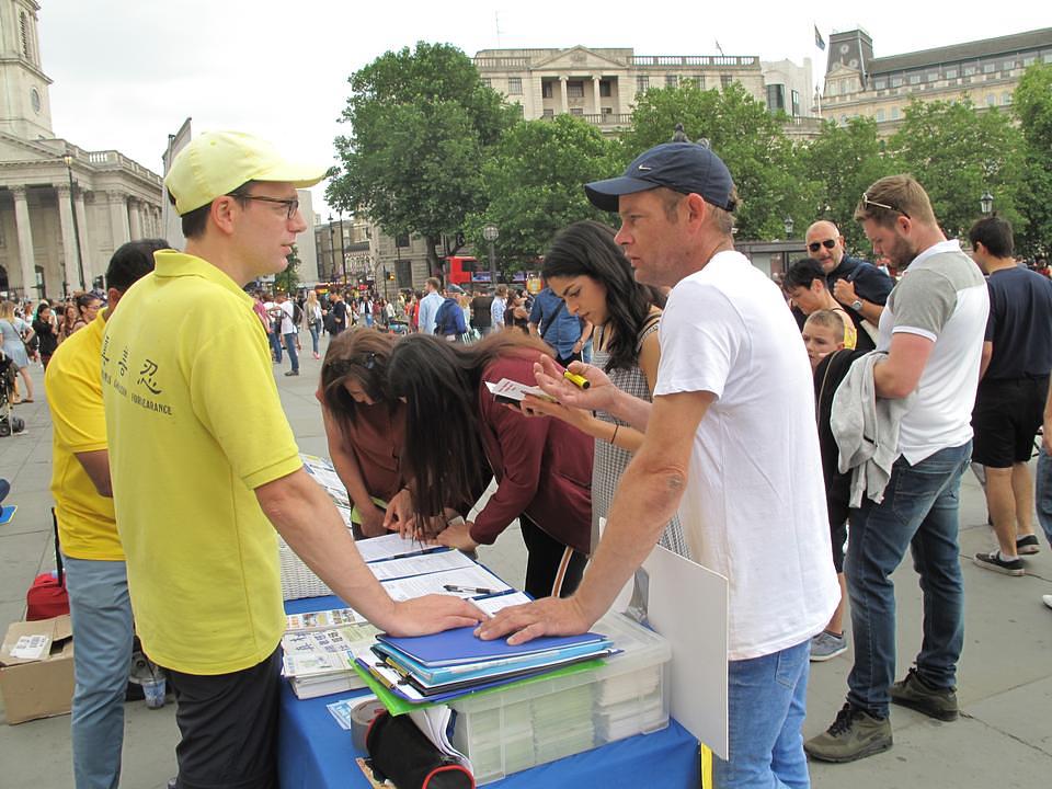 Praktikanti na trgu Trafalgar 9. juna 2018. godine 