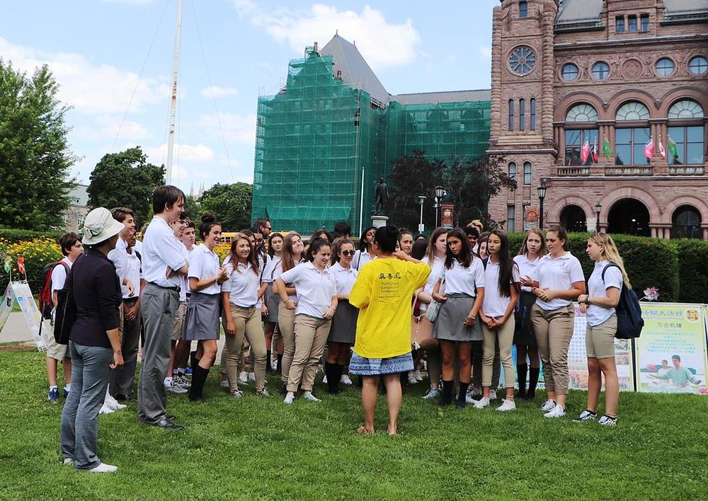 Nastavnica Minghui ljetnog kampa, Sonia (u žutoj majici) predstavlja Falun Gong studentima Koledža Sv. Thomasa od Villanove.