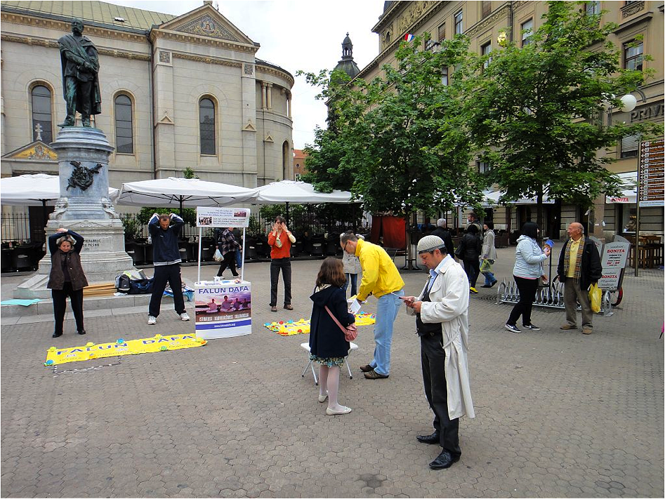 Praktikanti pokazuju vježbe i razgovaraju o prirodi prakse i progonu u Kini