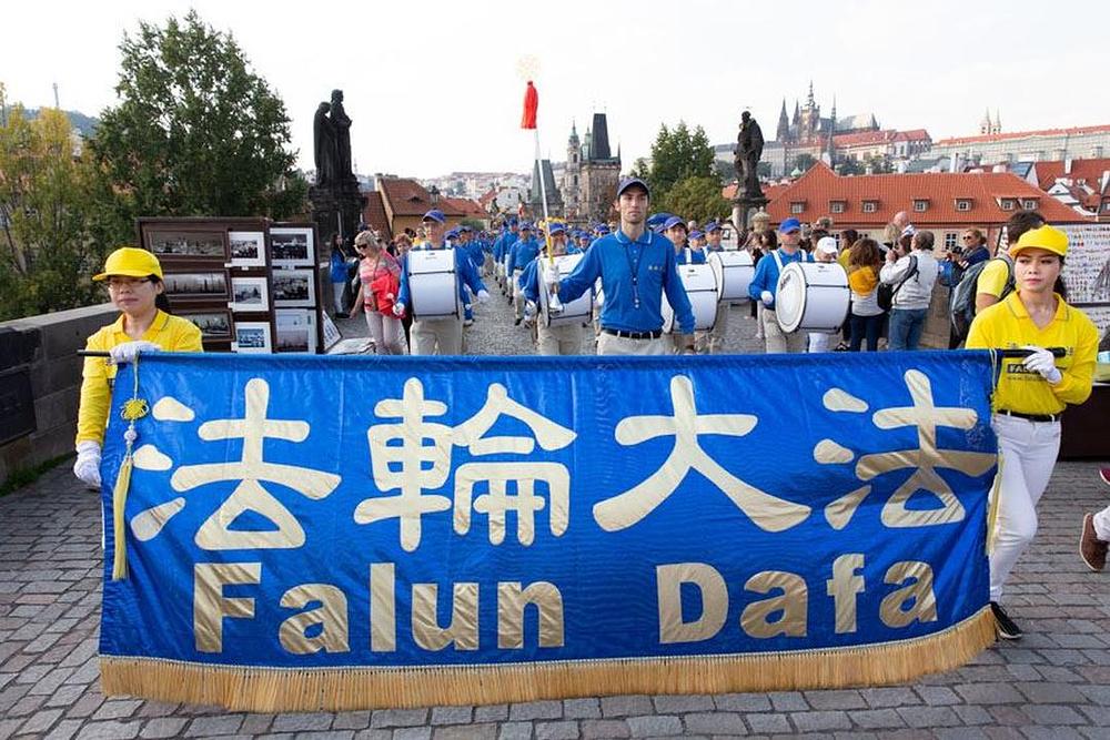 Tian Guo Marching Band na Karlovom mostu 