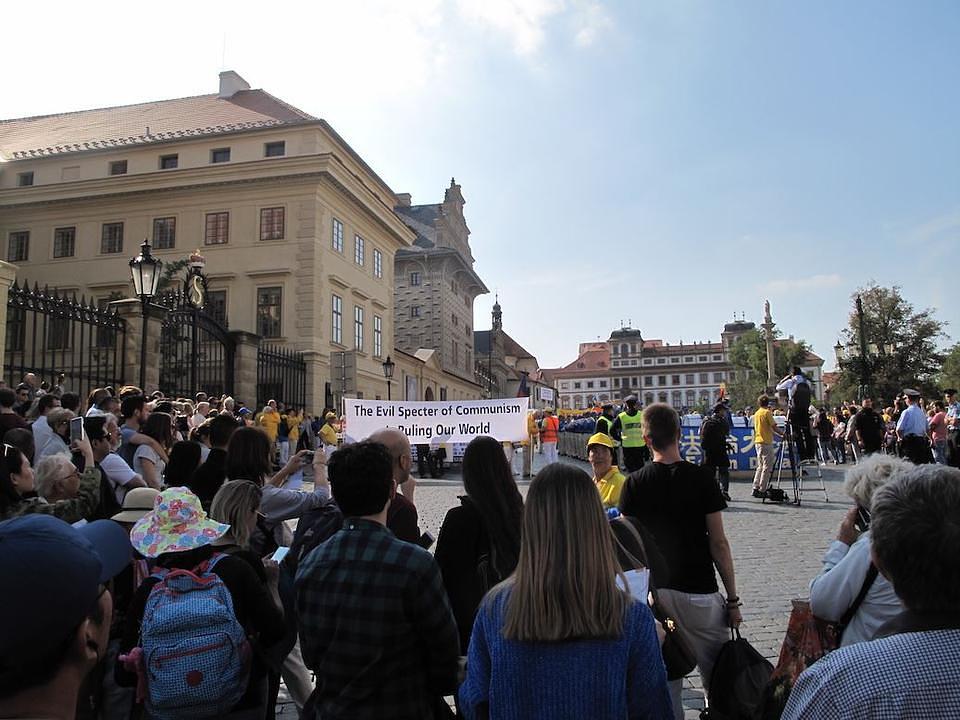 Gledaoci slušaju nastup Tian Guo Marching Banda 