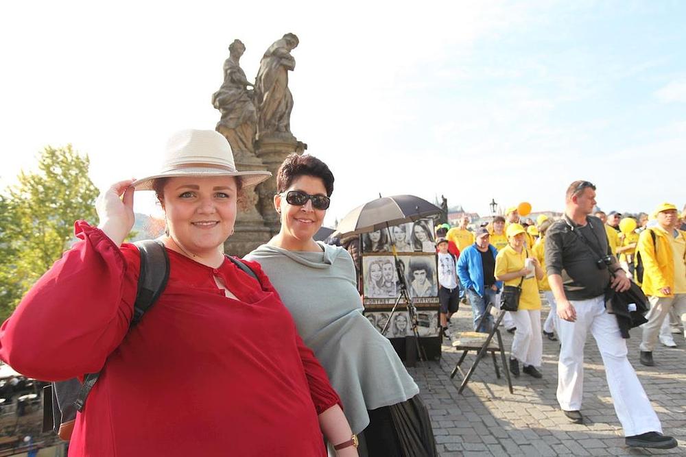 Crizeldie Gray (lijevo) i Gwen (desno) gledaju povorku 