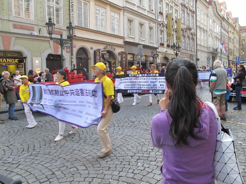 Kineski gledaoci zastaju i fotografišu 