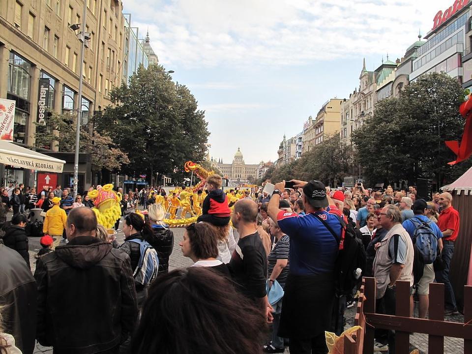 Gledaoci okružili praktikante na samom kraju parade 