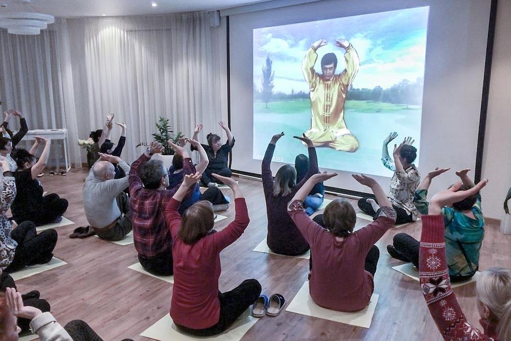 Učesnici uče meditaciju 