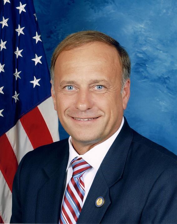 Zastupnik Steve King iz Iowe raduje se kraju progona Falun Gonga u Kini.
 