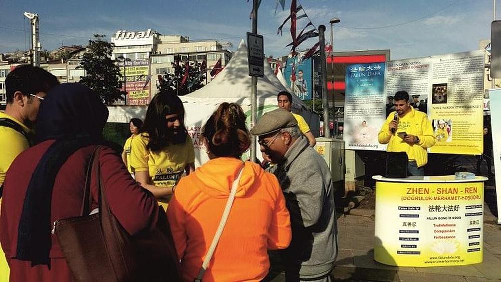 Ljudi slušaju objašnjenja praktikanata