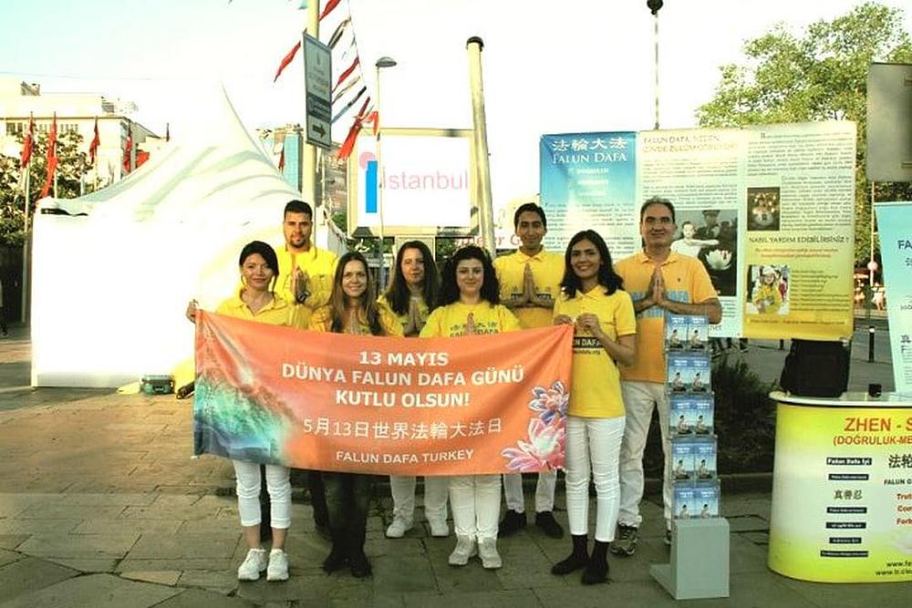 Falun Gong praktikanti u Istanbulu žele Učitelju Li-u sretan rođendan.