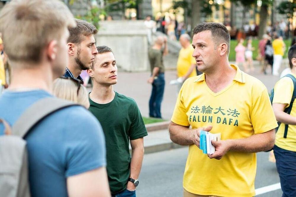 Praktikanti informiraju prolaznike o progonu Falun Dafe u Kini