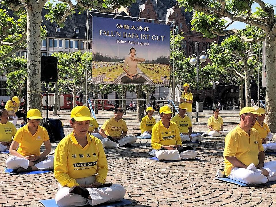 Pokazivanje Falun Dafa vježbi