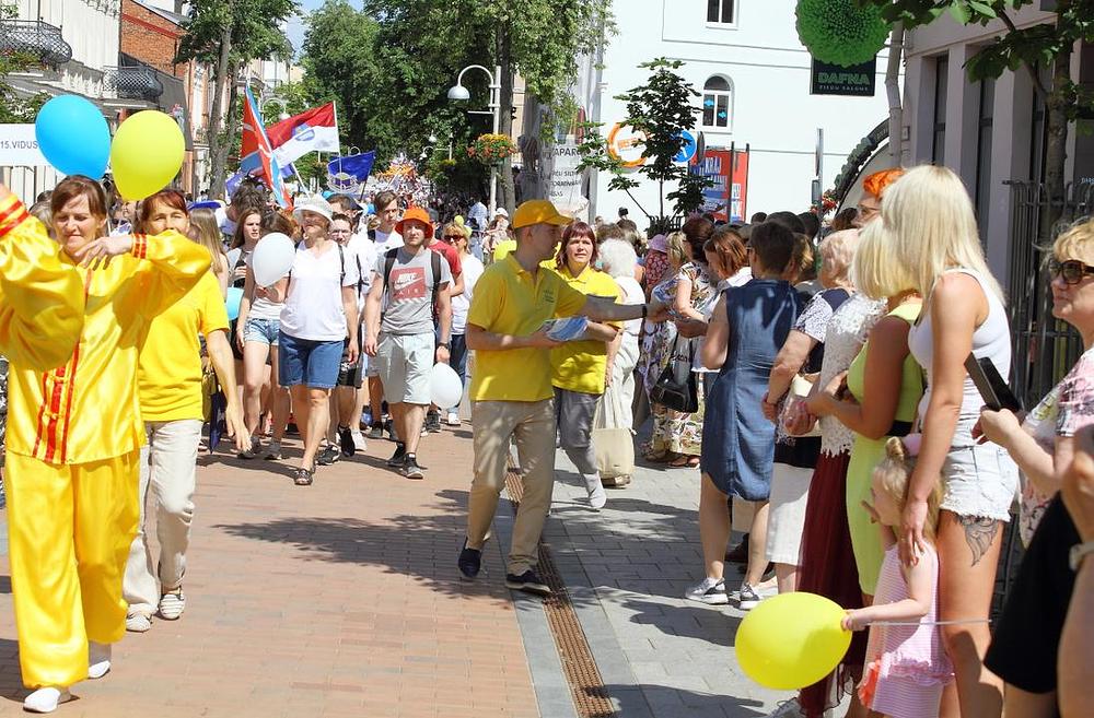 Falun Gong praktikant daje letke.