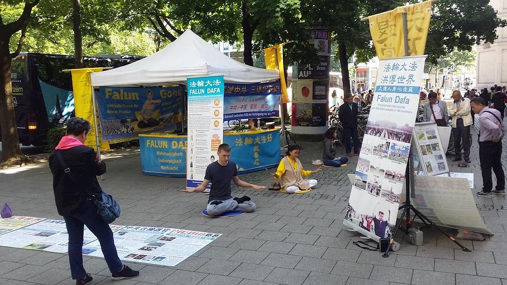 Kineski turist posmatra vježbe 