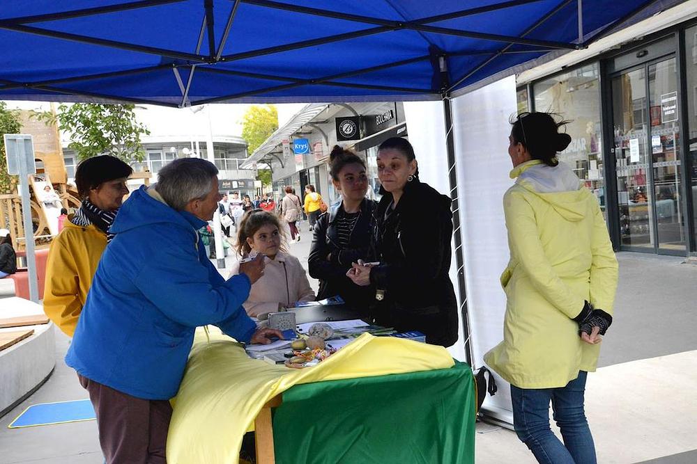 Posjetitelji traže informacije o lokalnom vježbalištu
 