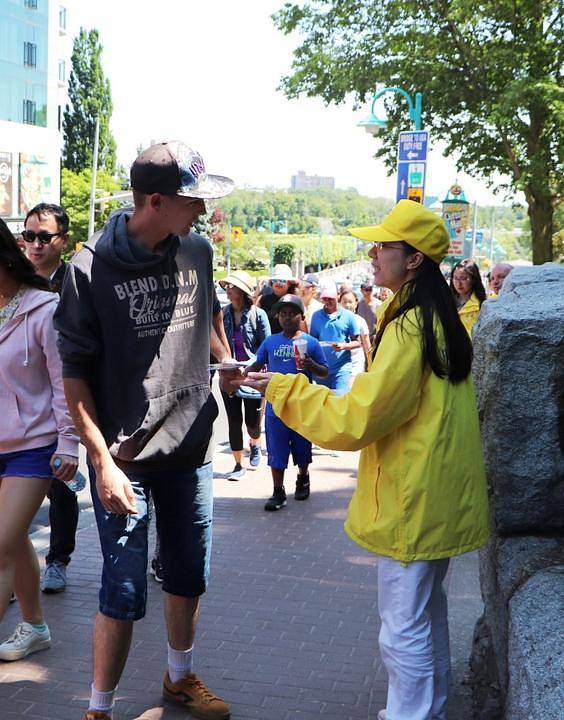 Sherry prolaznicima dijeli Falun Gong literaturu.