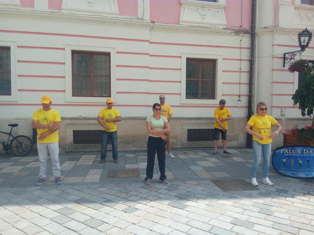 Praktikanti prakticiraju stojeće vježbe