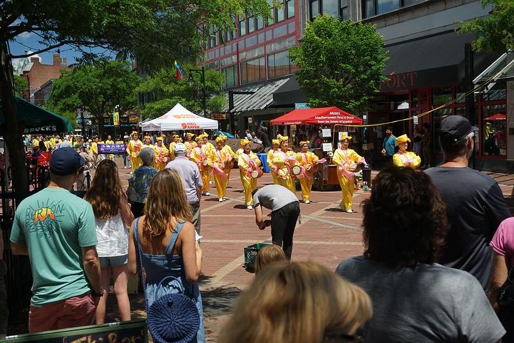 Falun Gong praktikanti marširaju na pijaci u Church Street 22. juna 2019. godine.