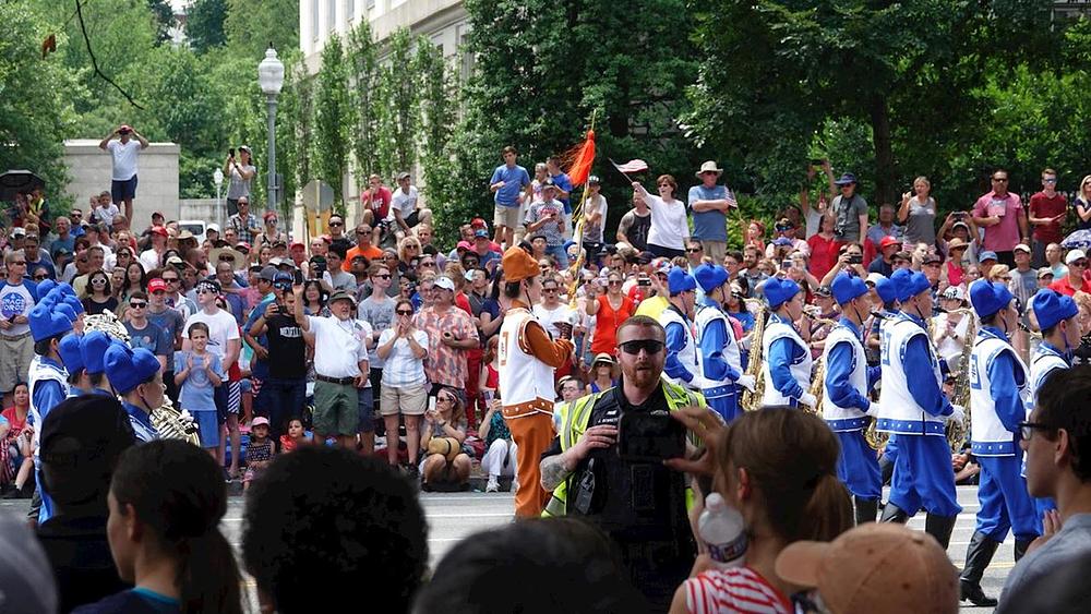 Gledaoci snimaju Tian Guo Marching Band 