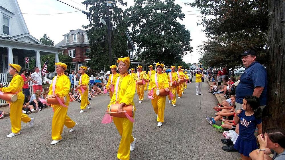 Falun Dafa dobošarska grupa na paradi Dana nezavisnosti Glensideu
 