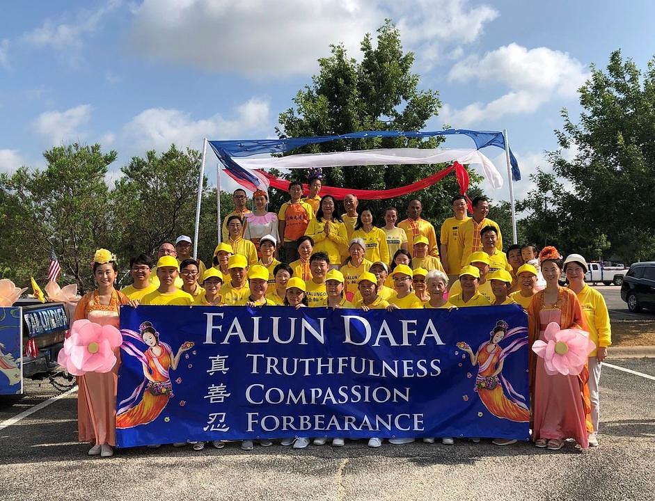 Živopisni nastup praktikantske grupe na paradi u povodu Dana nezavisnosti u gradu Planu je pozdravljen aplauzom od strane posjetilaca parade.