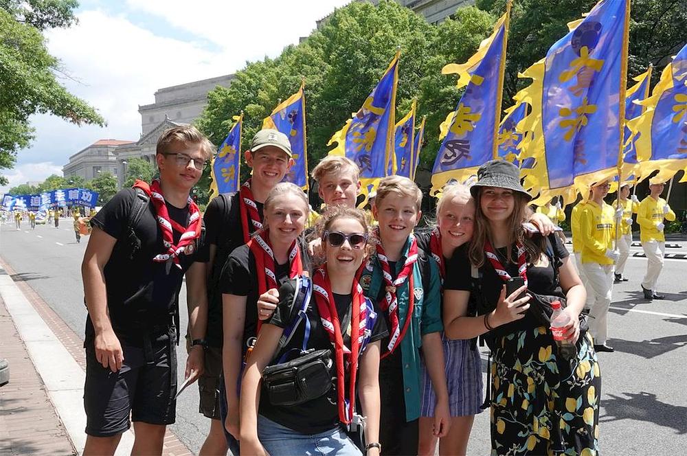 Grupa studenata iz Danske uživala je u glazbi benda: „To je užitak za oči i uši!“ 