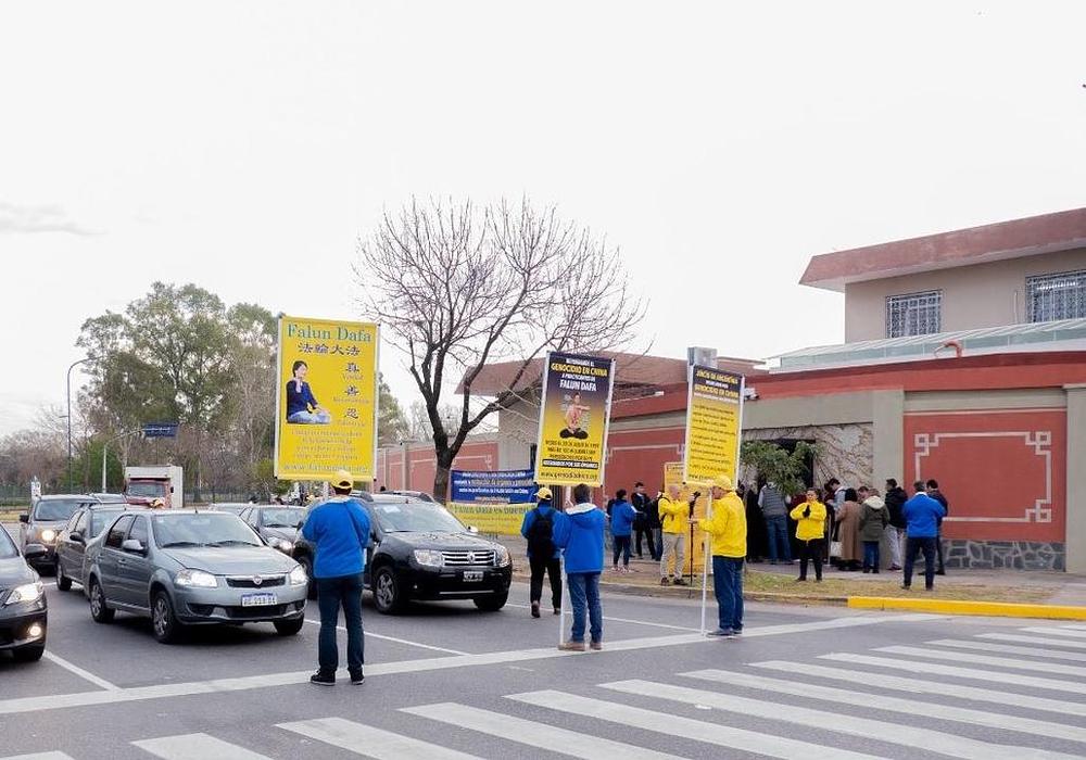 Falun Gong praktikanti miroljubivo prosvjeduju ispred kineskog veleposlanstva u Argentini 18. srpnja 2019. godine. 