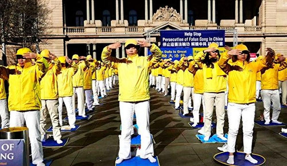 Praktikanti izvode vježbe ispred Customs House u Sydneyu 19. srpnja 2019. godine. 