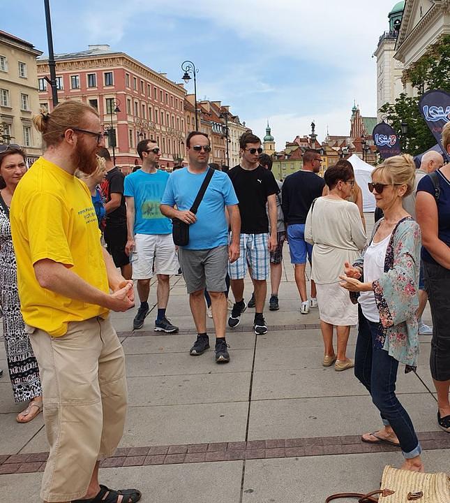 Posjetioci uči vježbe. Nekoliko učesnika festivala bilo je zainteresovano za učenje prakse.