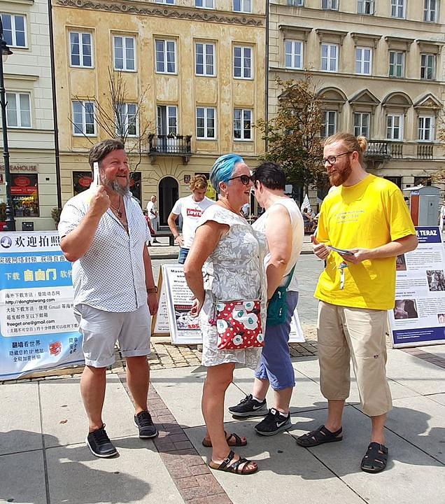 Praktikanti ljudima govore o Falun Gongu i kako je progonjen u Kini.