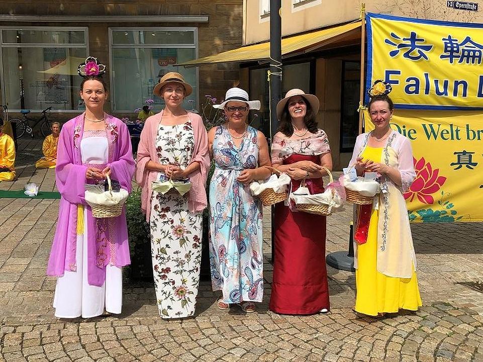 Poklanjanje Falun Gong amajlija koje su pričvršćene za papirnate cvjetove lotosa