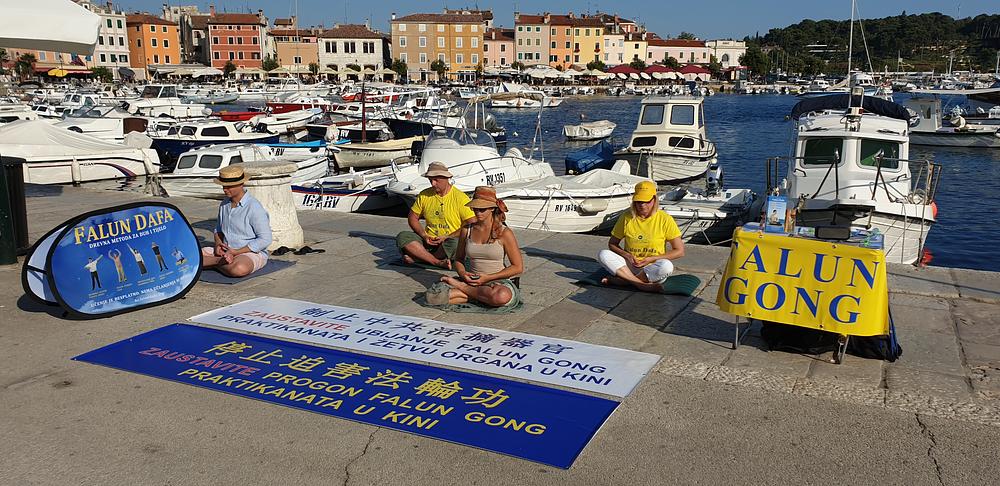 Praktikanti izvode Falun Dafa vježbe