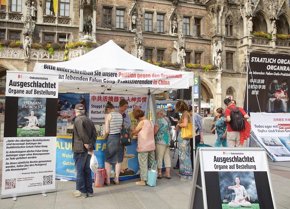 Turisti potpisuju peticiju kojom osuđuju progon.