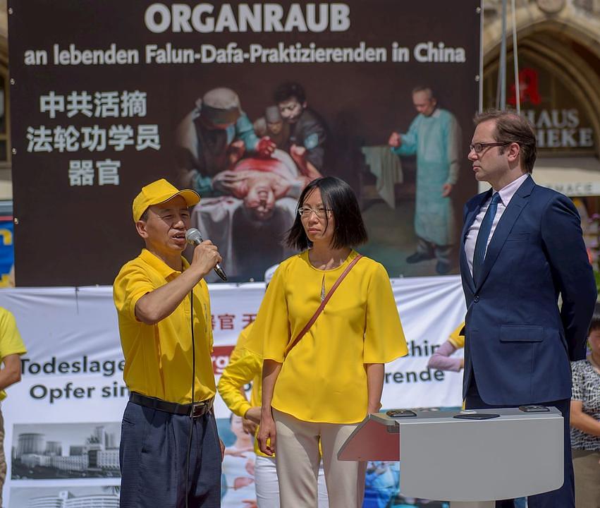 Falun Gong praktikant Luan Xiangcheng je govorio o tome kako je u Kini bio mučen zbog njegovog vjerovanja. Otpušten je s radnog mjesta, bio primoran da se razvede, postao beskućnik, bio špijuniran i zlostavljan od strane policije zbog svog vjerovanja u Falun Gong.