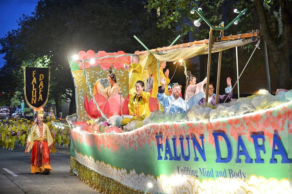 Falun Dafa praktikanti na Seafair bakljadi - Seattle, 27. jula 2019. 