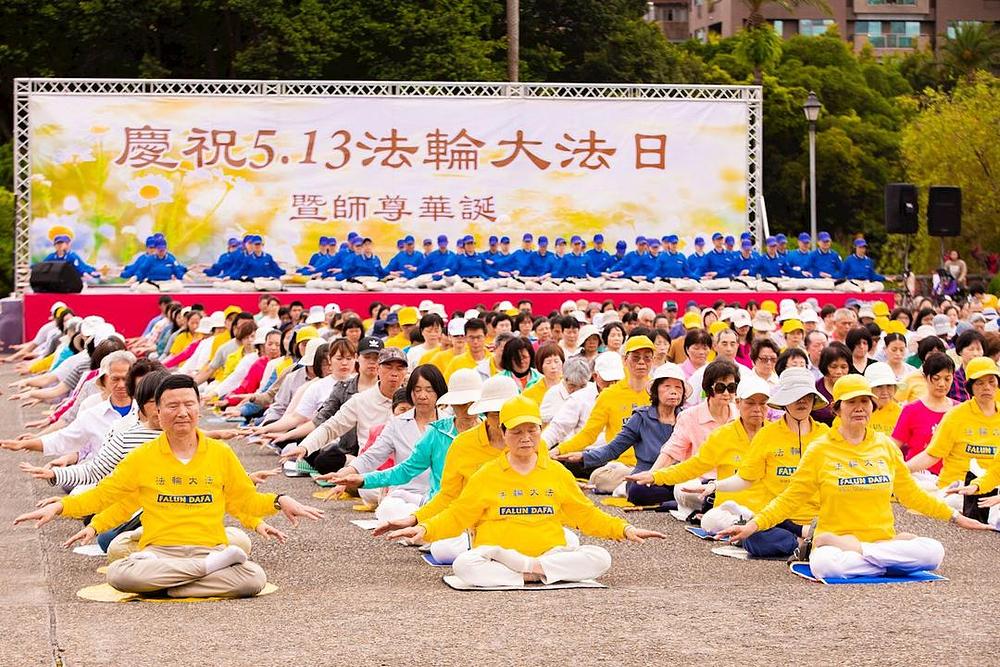 Praktikanti demonstriraju Falun Dafa vježbe