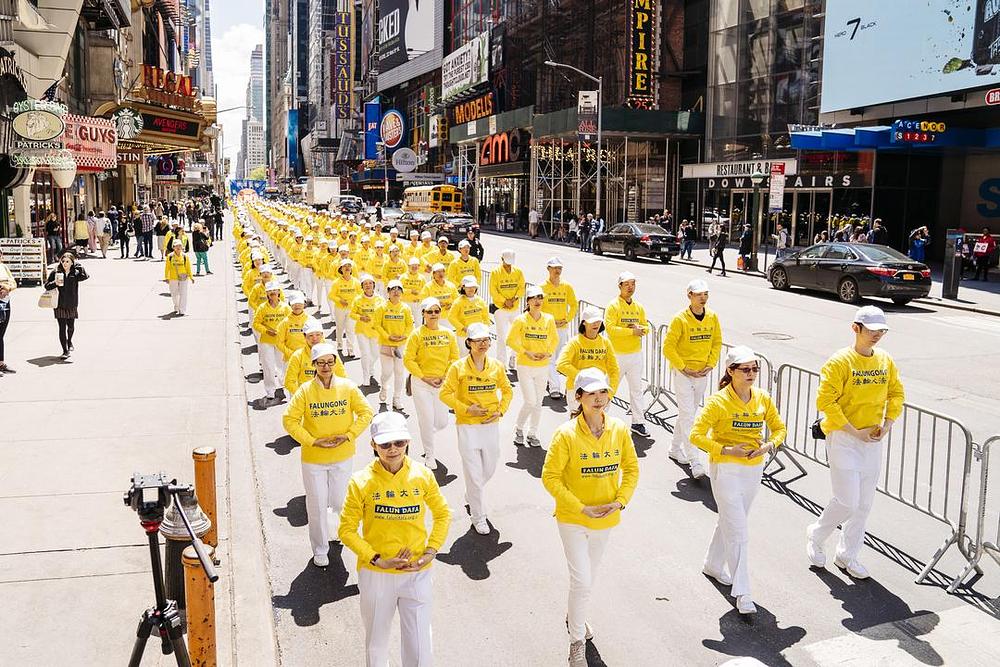 Praktikanti demonstriraju Falun Dafa vježbe