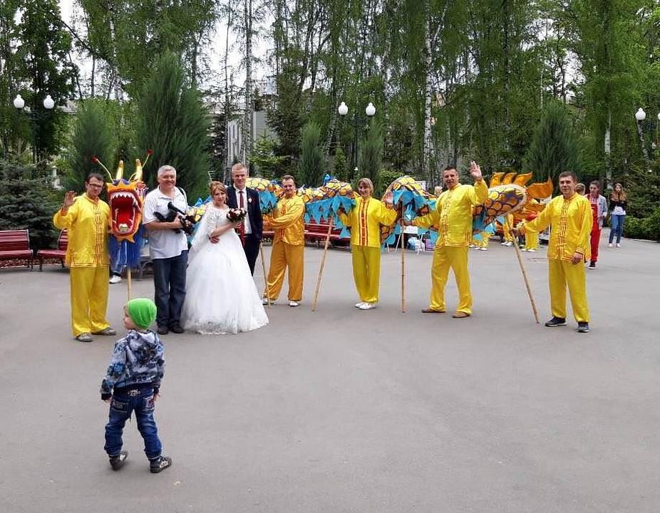 Nevjesta i mladoženja fotografiraju se s Falun Gong praktikantima.