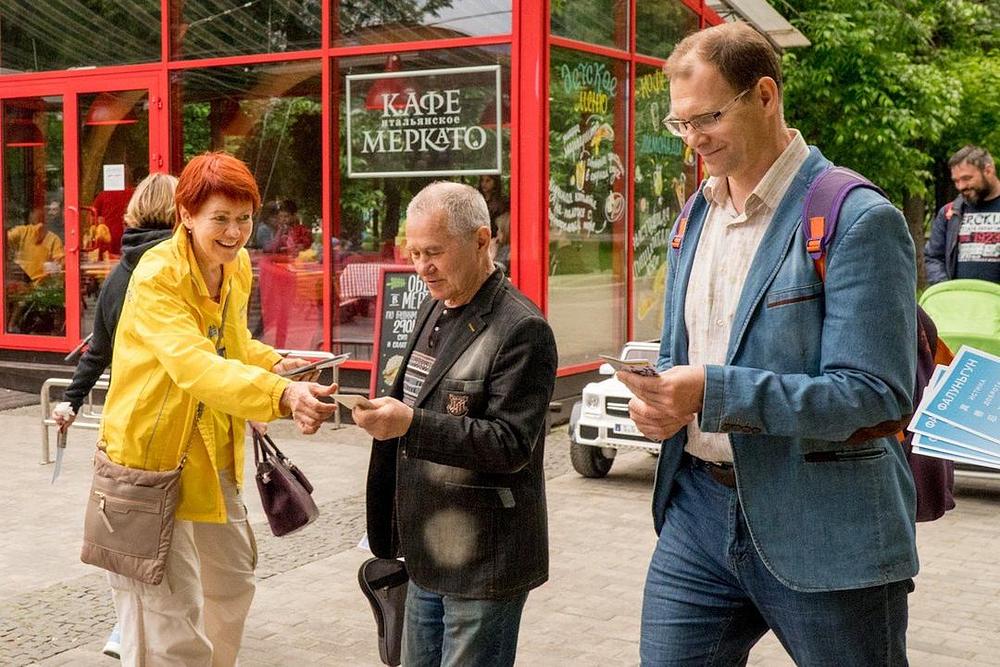 Praktikanti predstavljaju Falun Dafa
 