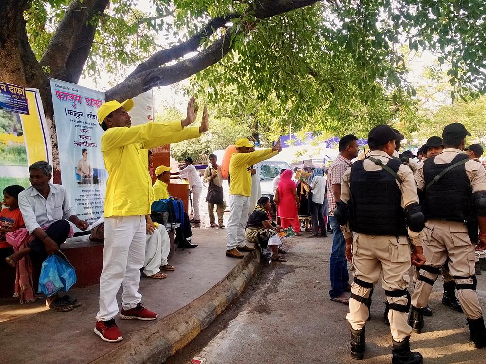 Praktikanti pokazuju Falun Dafa vježbe u Bodh Gaya.