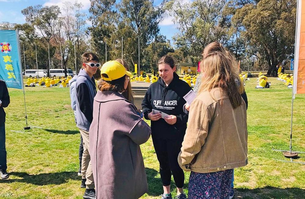 Falun Gong praktikanti iz Canberre, Sydneya, Melbourna i drugih gradova, izvode grupne vježbe pred australijskim parlamentom.