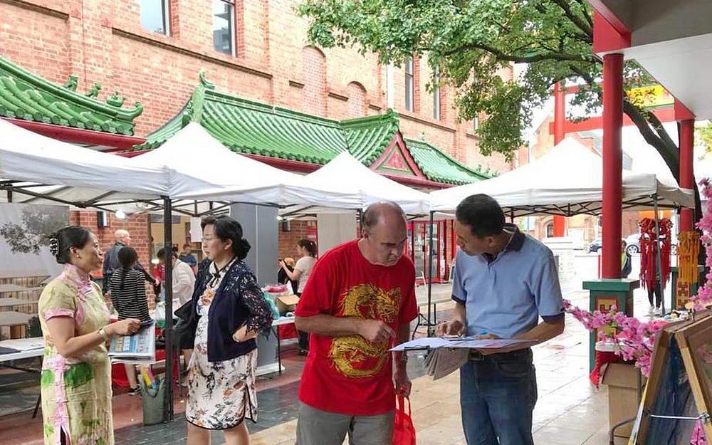 Tokom dana proslave Kineske Nove godine, praktikanti su u kineskoj četvrti u Adelaide predstavljali Falun Gong.