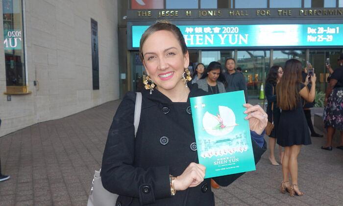 Maria Urbaez, nagrađivana plesačica, koreografkinja i producentica, gledala je Shen Yun u Jones dvorani za scenske umjetnosti u Houstonu,  29. prosinca 2019. godine. 