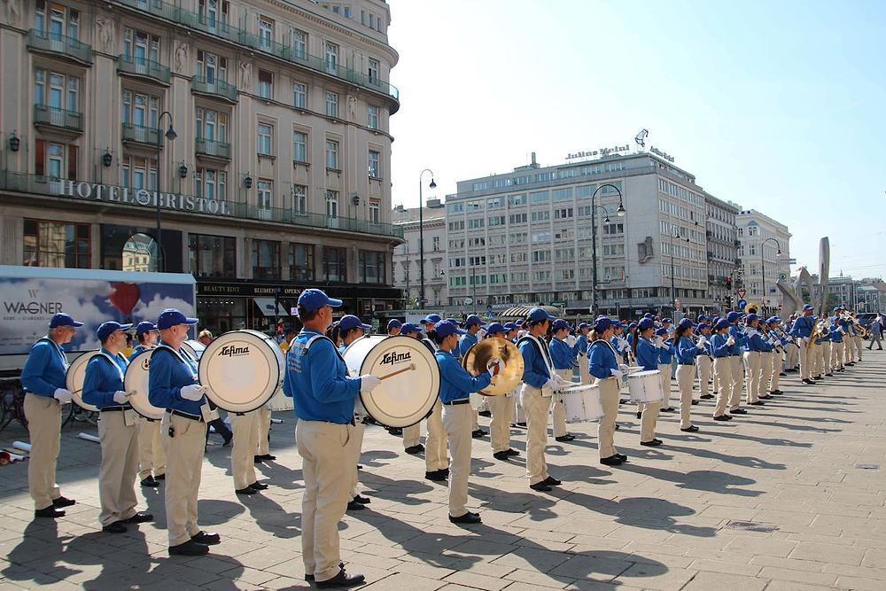 Uzbudljivi nastup orkestra Tian Guo Marchiing Band je privukao pažnju mnogih ljudi.