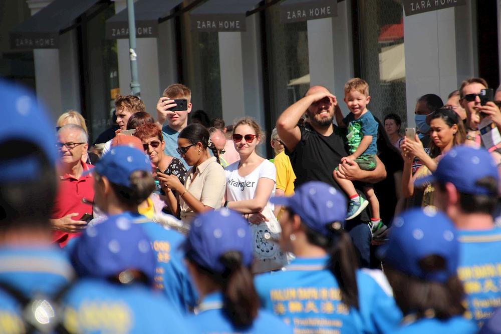 Ljudi su se okupili kako bi uživali u nastupu Tian Guo Marching Banda.