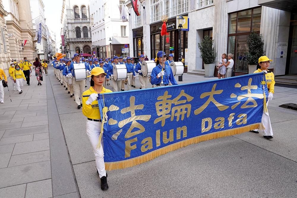 Paradu je predvodio uzbudljivi nastup Tian Guo Marching Banda.