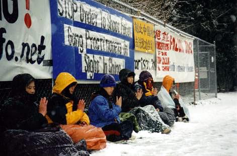 
Falun Dafa praktikanti u Vancouveru bez prestanka mirno protestiraju ispred kineskog konzulata, bilo sunce ili kiša