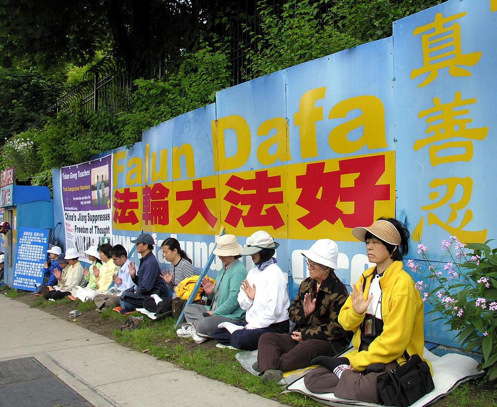 
Falun Dafa praktikanti u Vancouveru bez prestanka mirno protestiraju ispred kineskog konzulata, bilo sunce ili kiša