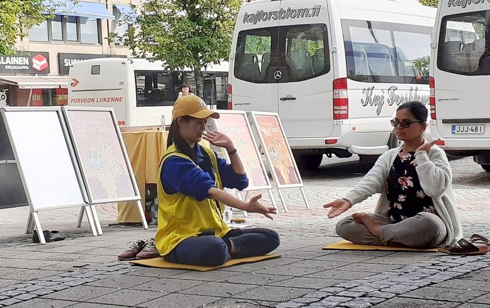 Elin uči Falun Dafa vježbe.