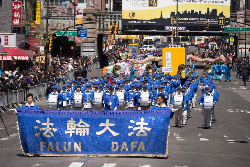 „Divine Land Marching Band“ sastavljen iz više od 100 praktikanata predvodi paradu.