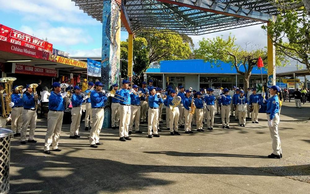 Nastup grupe Tian Guo Marching Band na skupu na kojem je osuđen komunizam
