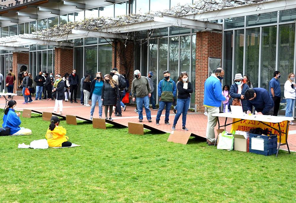 Praktikanti objašnjavaju zašto kineski komunistički režim progoni Falun Dafa.
 